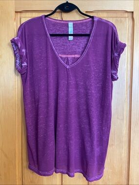 O/S. FREE PEOPLE BEACH     Plum V-Neck Short Sleeve Tee